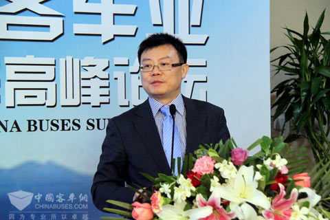 大金龙副总经理朱国强在第六届影响中国客车业·2011年度中国客车高峰论坛上演讲